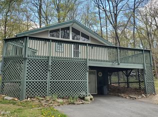 100 Brooke Ln, Shohola, PA 18458