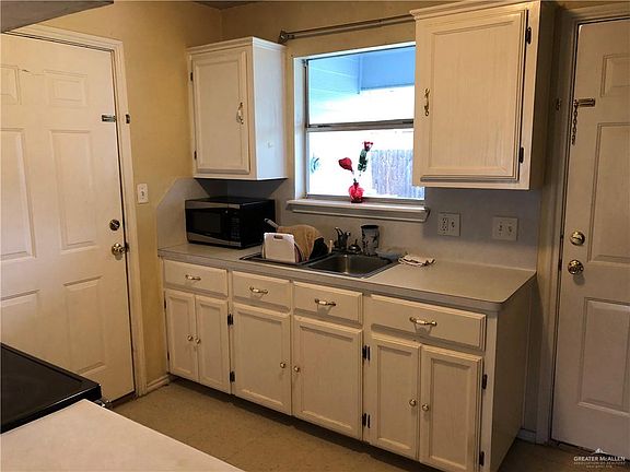 5th image of 901 E Pebble Dr