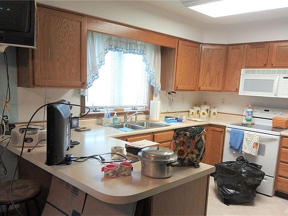 3rd image of 4811 Sugartree Dr
