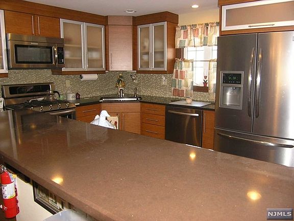 4th image of 123 Sanford Ave