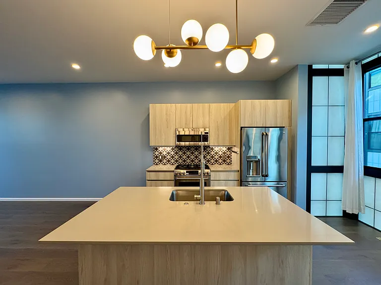 1825 1/2 Alsace Ave — Photo 3
