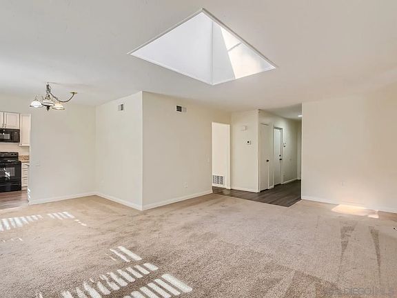 5th image of 15281 Amalia St