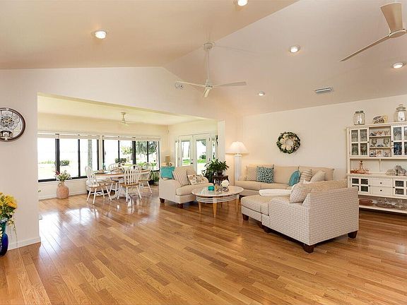 5th image of 2585 Lakeshore Dr