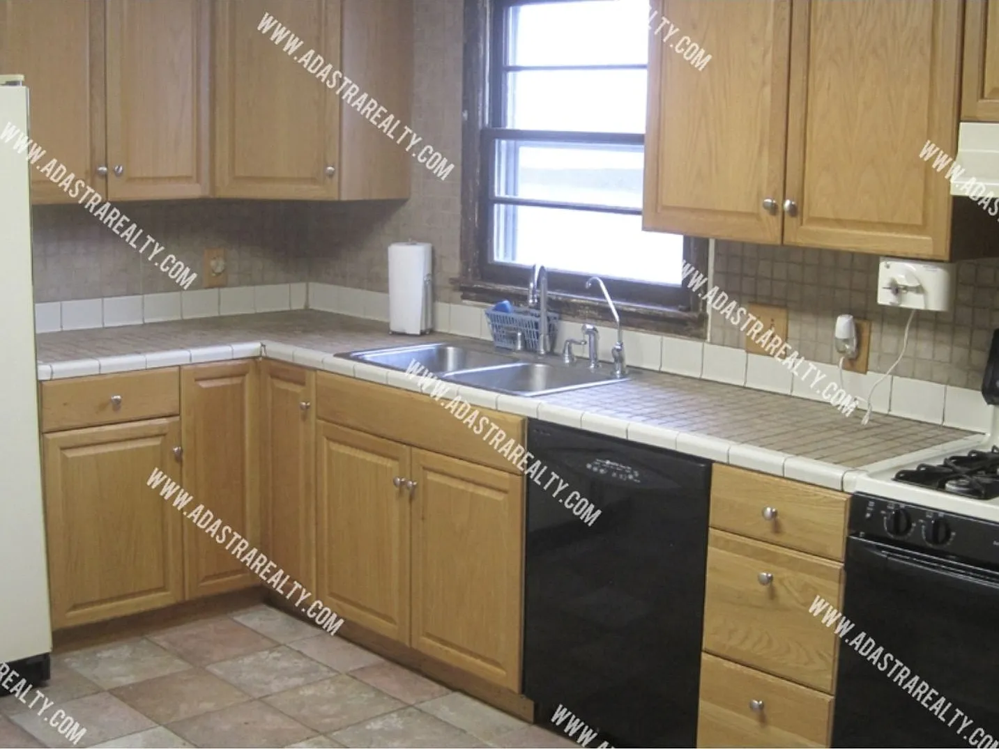 Adorable 2 Bedroom House in Lawrence-Available NOW!! — Photo 3