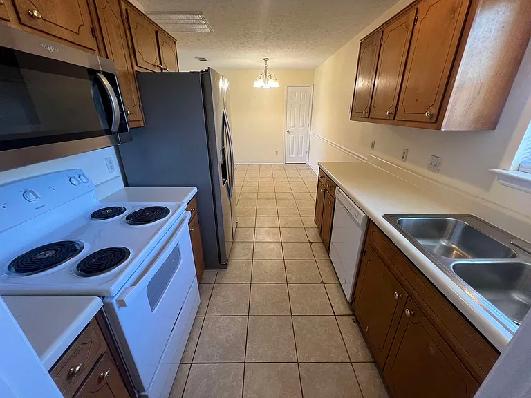 446 Westgate Blvd — Photo 5