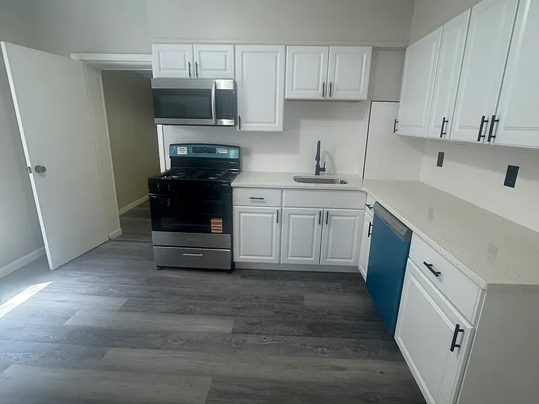 320 Moore St — Photo 5