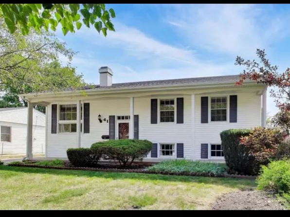 41 Redwood Trl, Wheeling, IL 60090