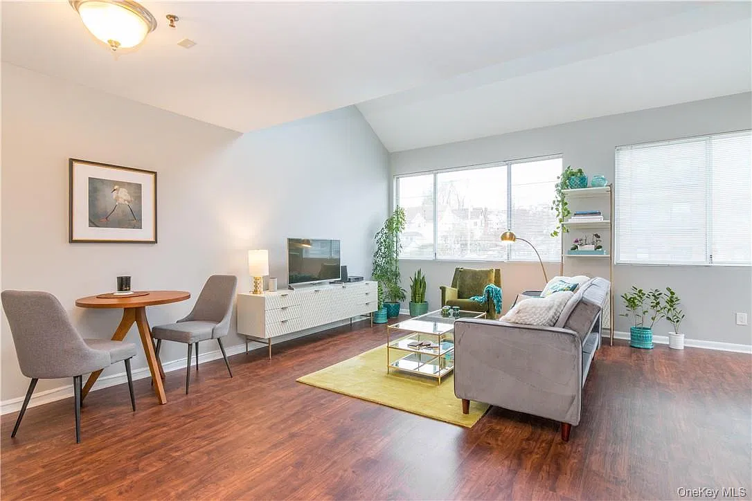 2 bed, 2.0 bath, 1300 sqft, $3,950 — Photo 2