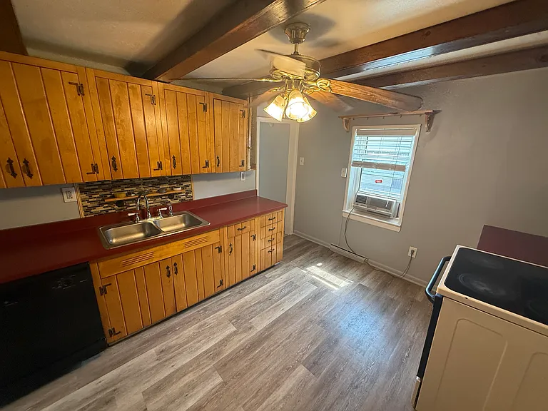 2320 W 11th St — Photo 12