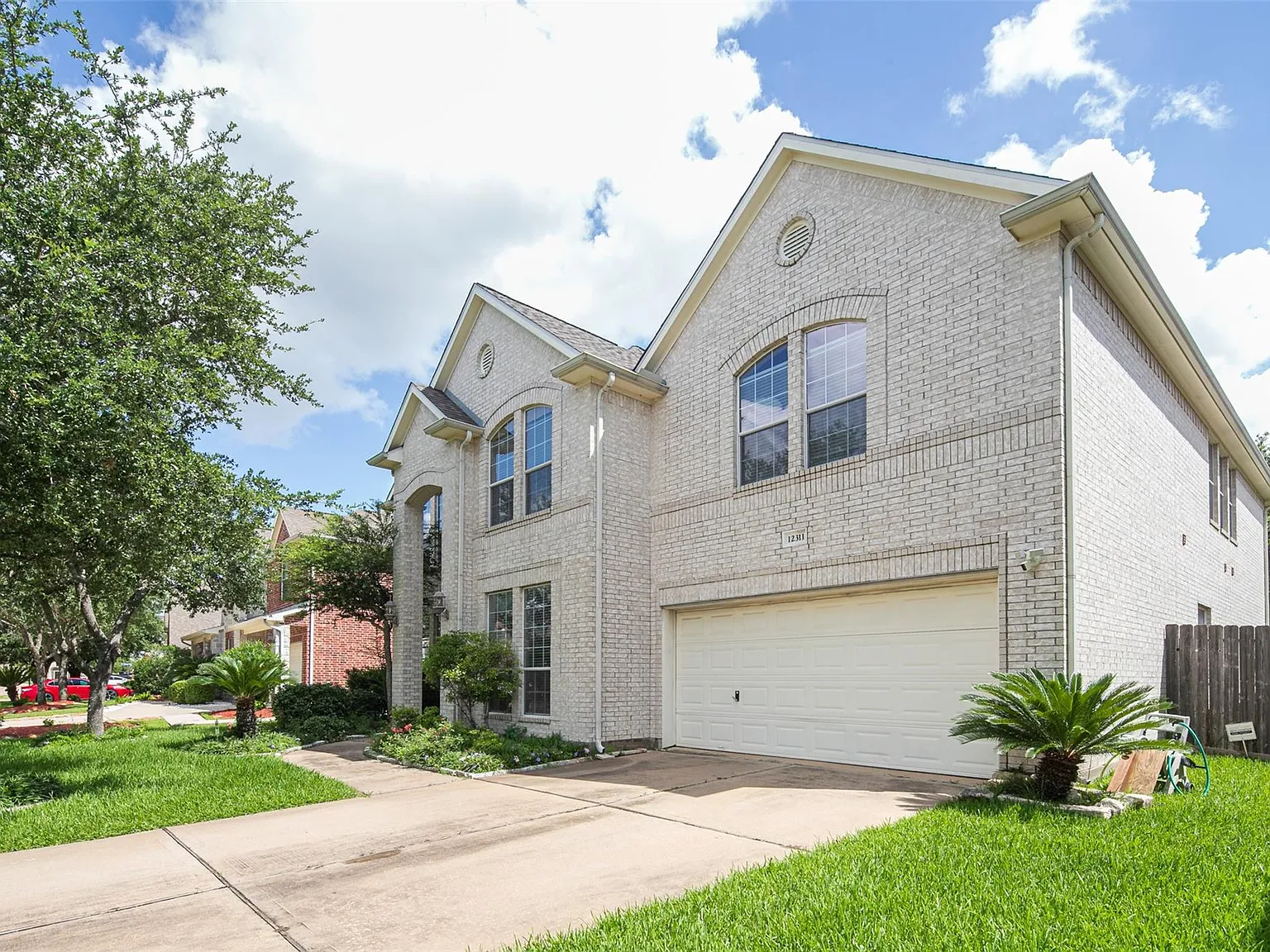 5 bed, 3.5 bath, 4298 sqft, $3,800 — Photo 2