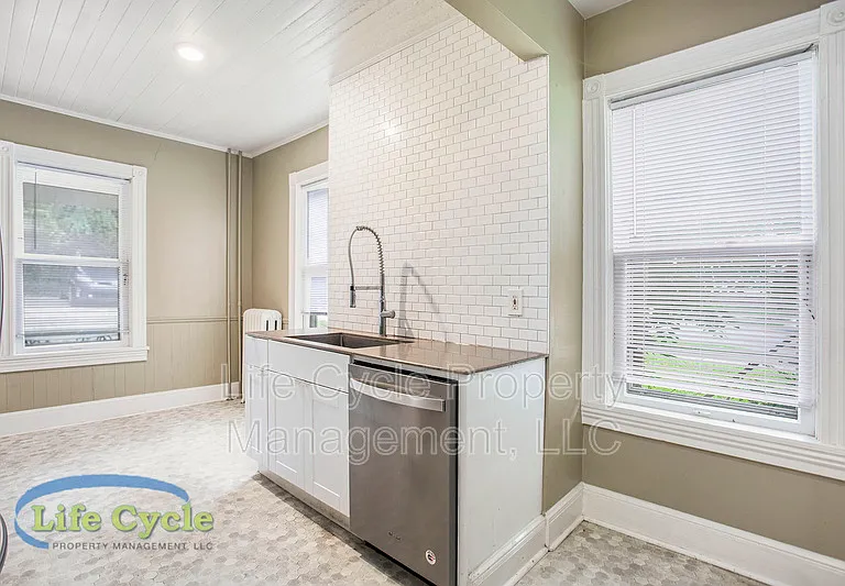 335 Washington St SE — Photo 18
