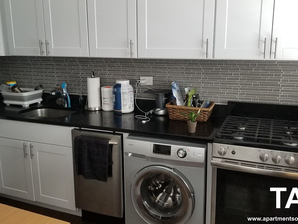 1st image of 2129 N Dayton St APT 207