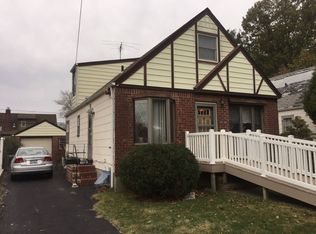 8120 264th St, Glen Oaks, NY 11004