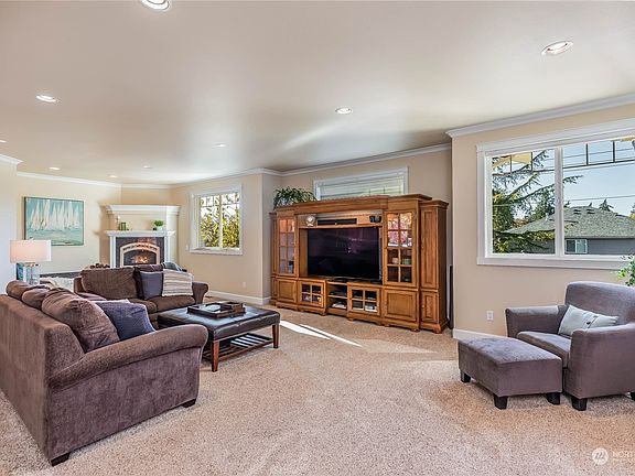 Expansive main floor family room with gas fire place and lots of natural lighting.>