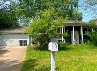 395 Woodhill Dr, Roseville, MN 55113