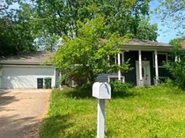 395 Woodhill Dr, Roseville, MN 55113