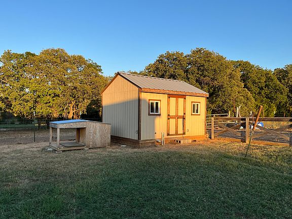 work shop and tack room with direct access to pasture