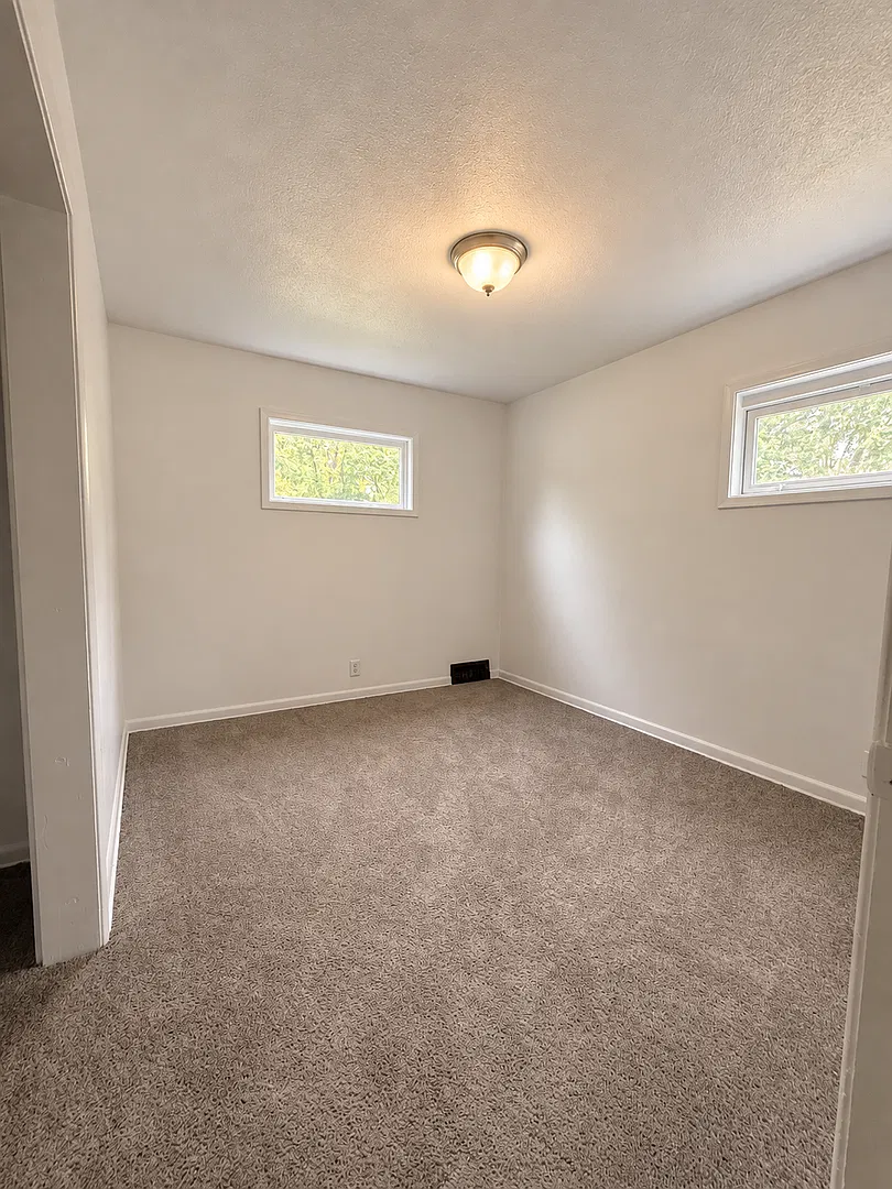 Spacious 3 bedroom home. Section 8 accepted — Photo 4