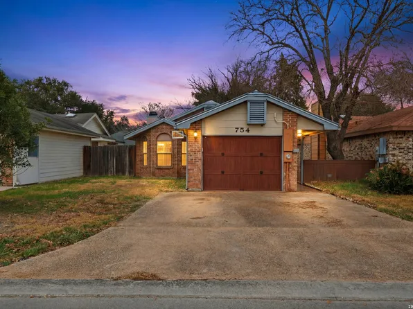 754 Briarbend Dr, New Braunfels, TX 78130