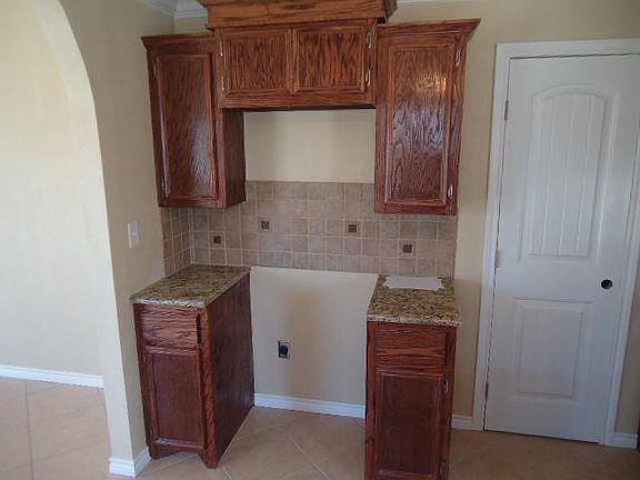 5th image of 900 E 12th St