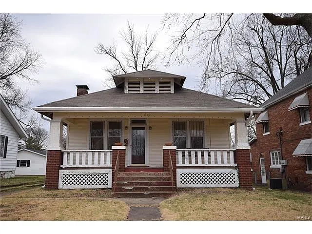 1102 W Clay St photo 1