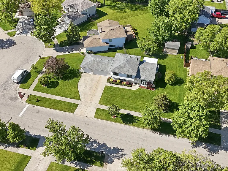752 Rosanne St — Photo 3