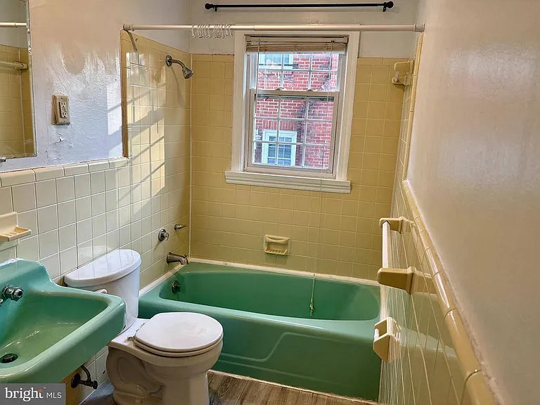 1316 Rowe St — Photo 23