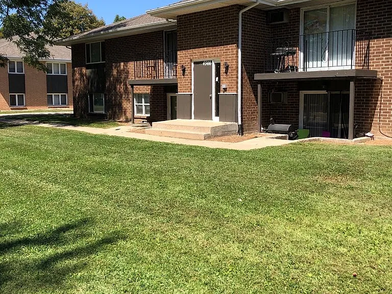 Immaculate Updated 2 Bedroom with 1 Bath — Photo 17