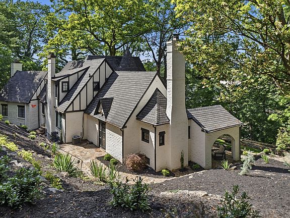 3rd image of 851 Woods End Ln SW