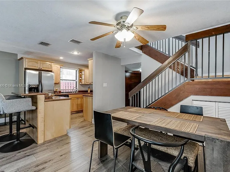 2530 NE 9th St — Photo 5