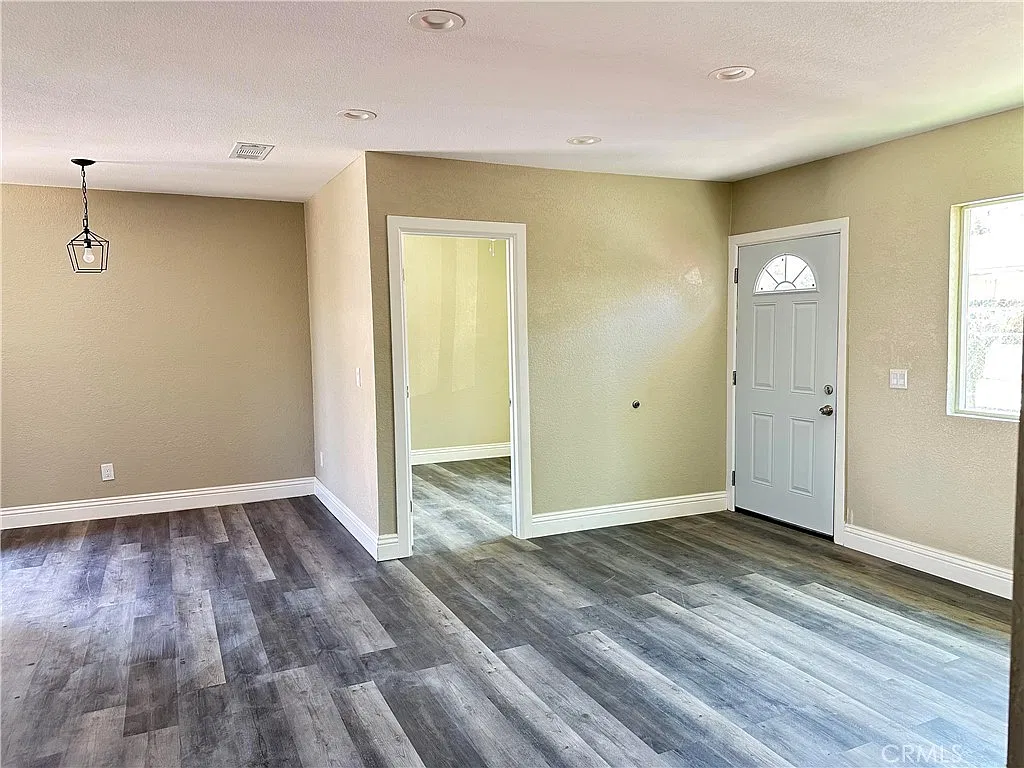 3 bed, 900 sqft, $2,200 — Photo 2
