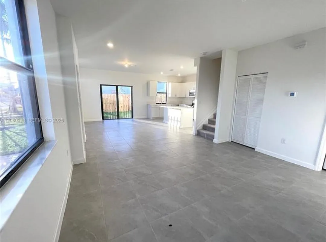 3 bed, 1812 sqft, $3,000 — Photo 3