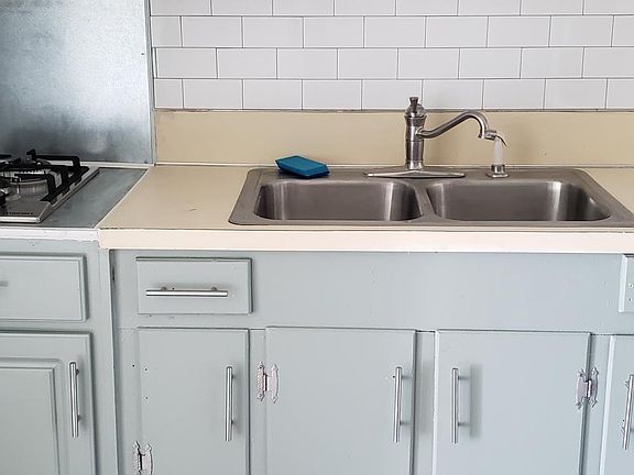 5th image of 8-207 Garrison Dr