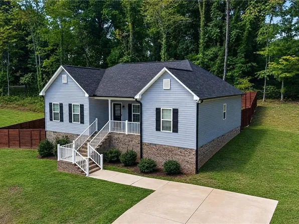 1566 Brookdale Dr, Asheboro, NC 27205