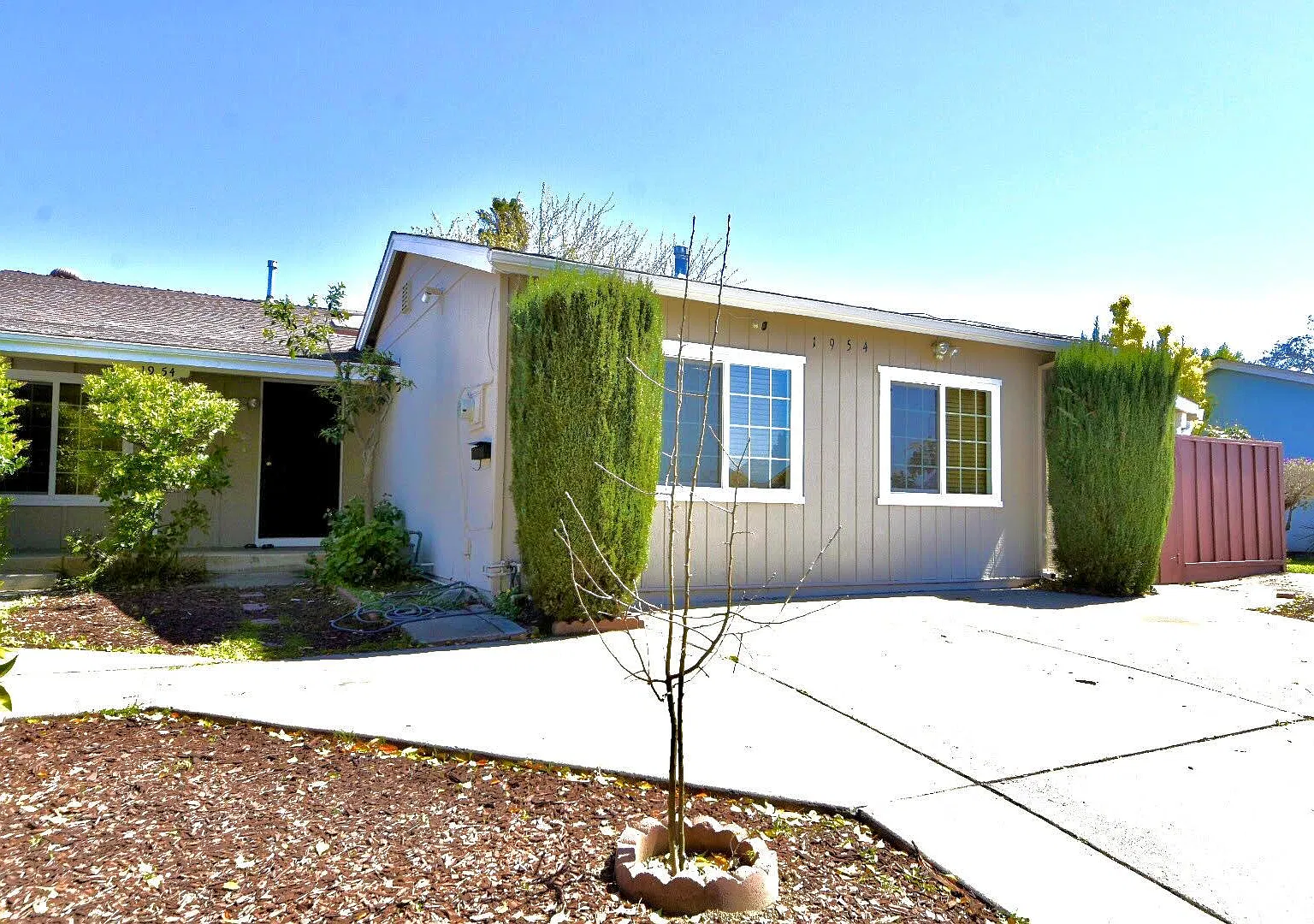 1954 Loch Ness Way — Photo 2