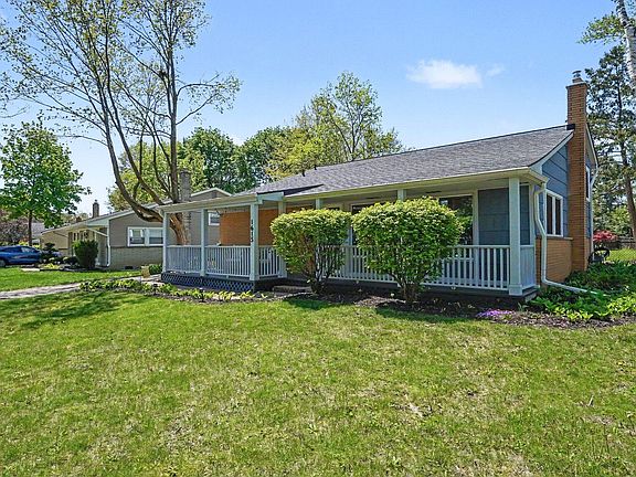 3rd image of 1615 Saunders Cres