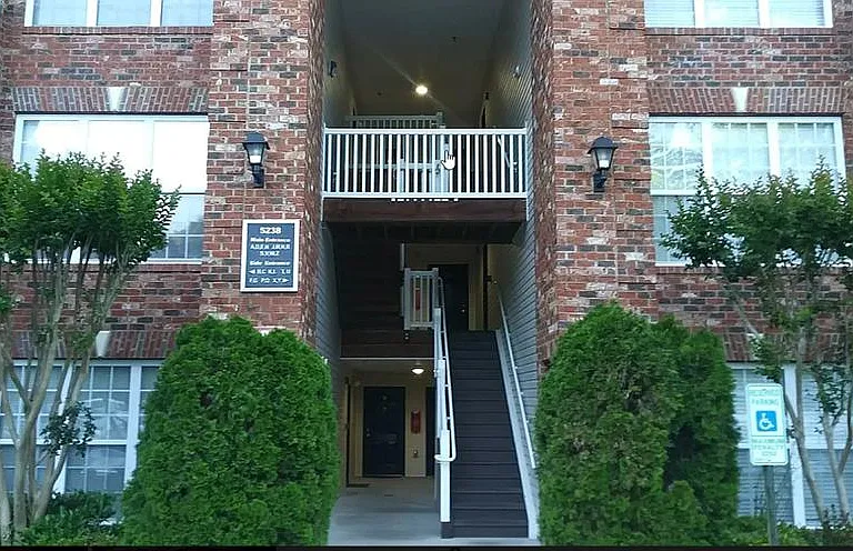 First floor (no stairs) surrounded by trees
