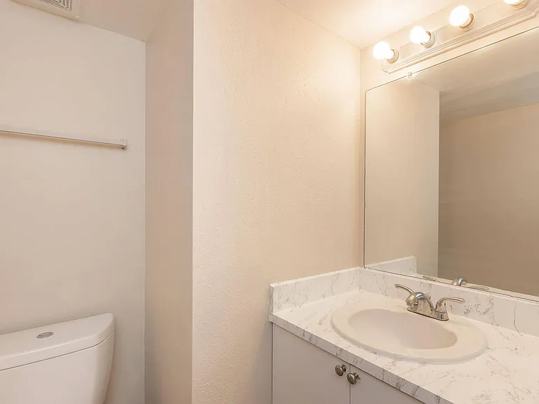 Oasis Club Apartments — Photo 51