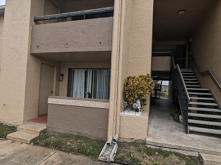 5229 Vineland Rd — Photo 1