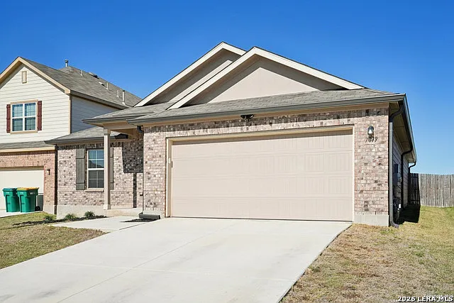 3 bed, 2.0 bath, 1690 sqft, $1,995 — Photo 2