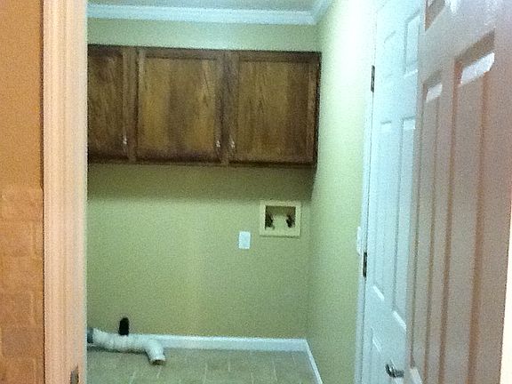 laundrey room with tile