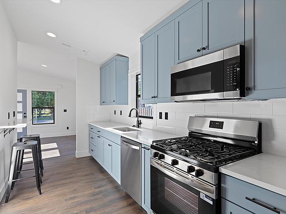 3rd image of 327 SE Oar Ave