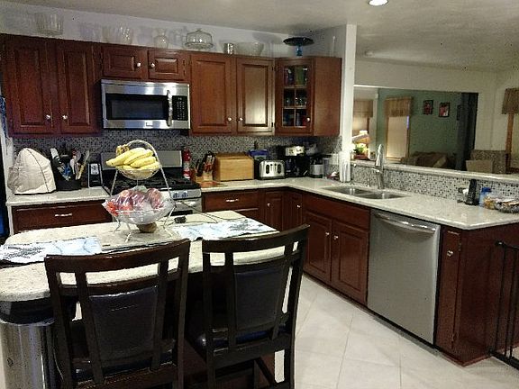 3rd image of 16 King Point Cir S