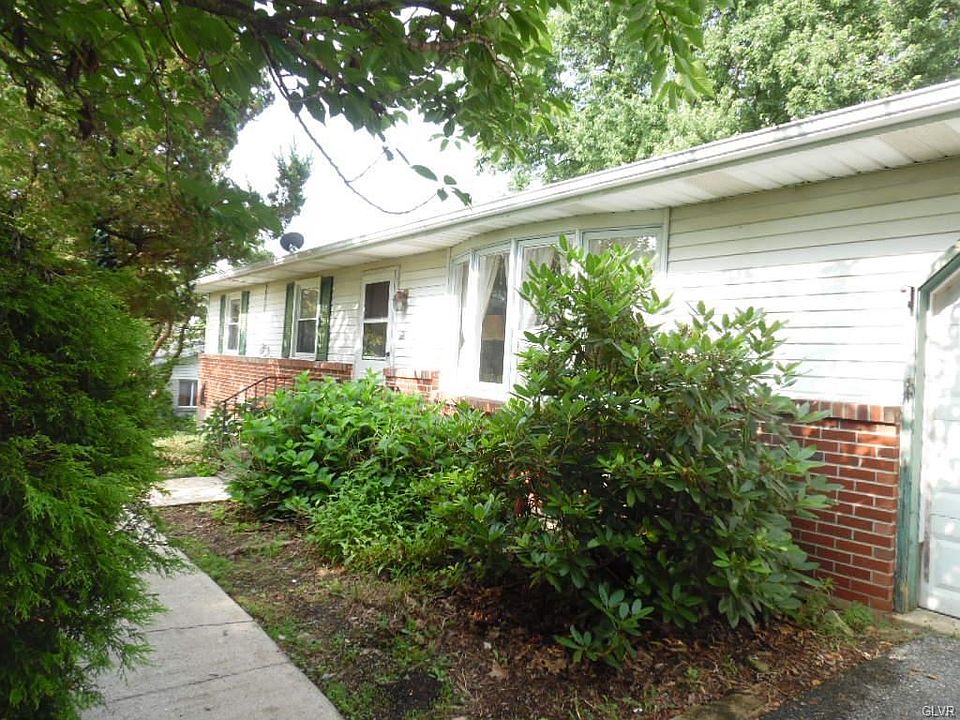 Brick and vinyl siding front view of this lovely ranch.