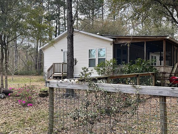 Side entryway into laundry room and kitchen area