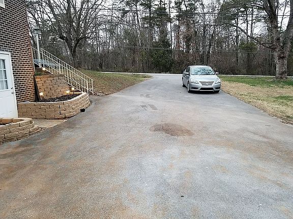 3rd image of 2219 McMinnville Hwy