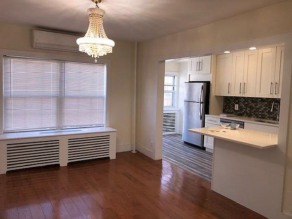 3rd image of 23-15 Crescent St #1