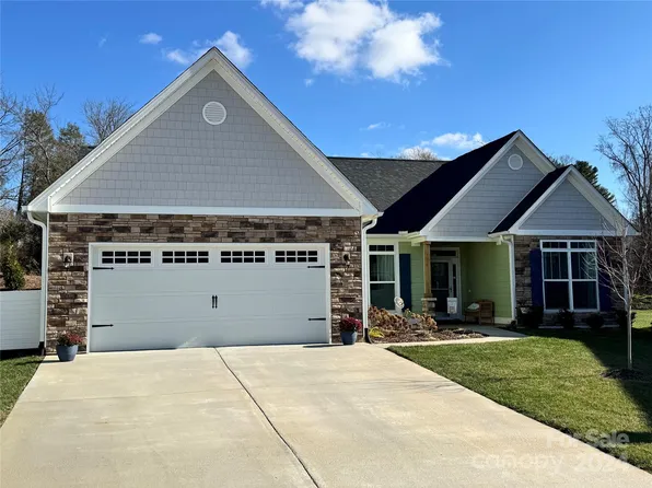 97 Spence Dr, Hendersonville, NC 28739