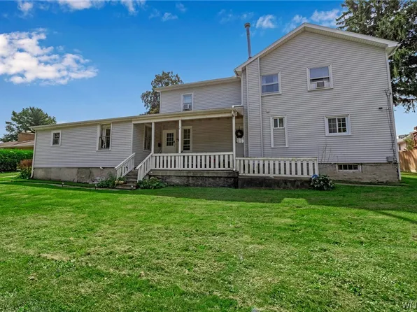 2 Meadowbrook Dr, Albion, NY 14411