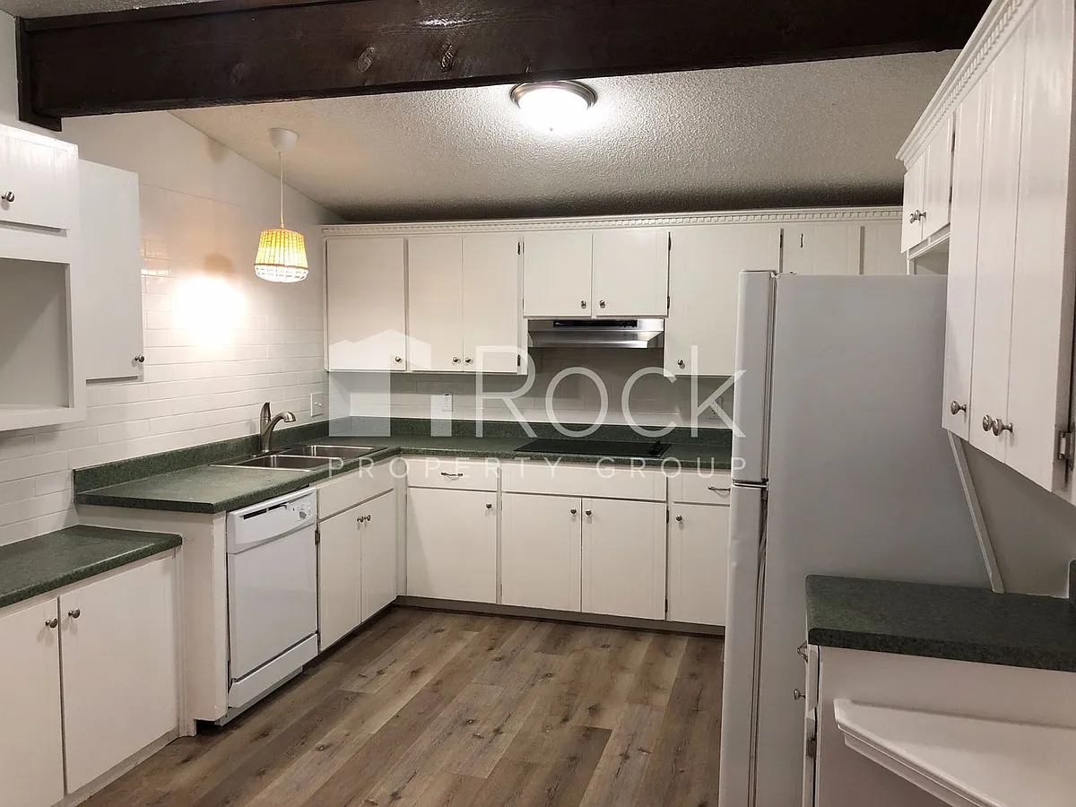 Building Photo - 10201 Island View Dr